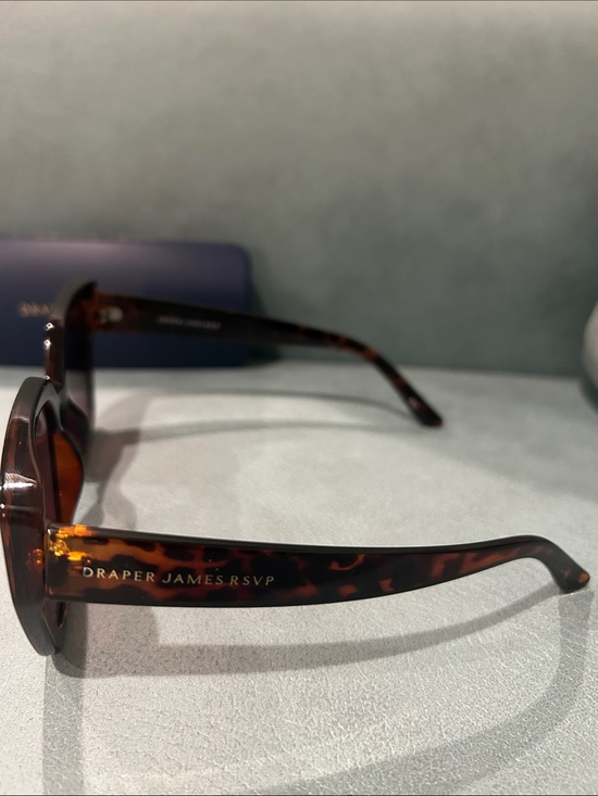 Draper James RSVP DJ9023 sunglasses feature a signature feminine cat-eye frame main image 4